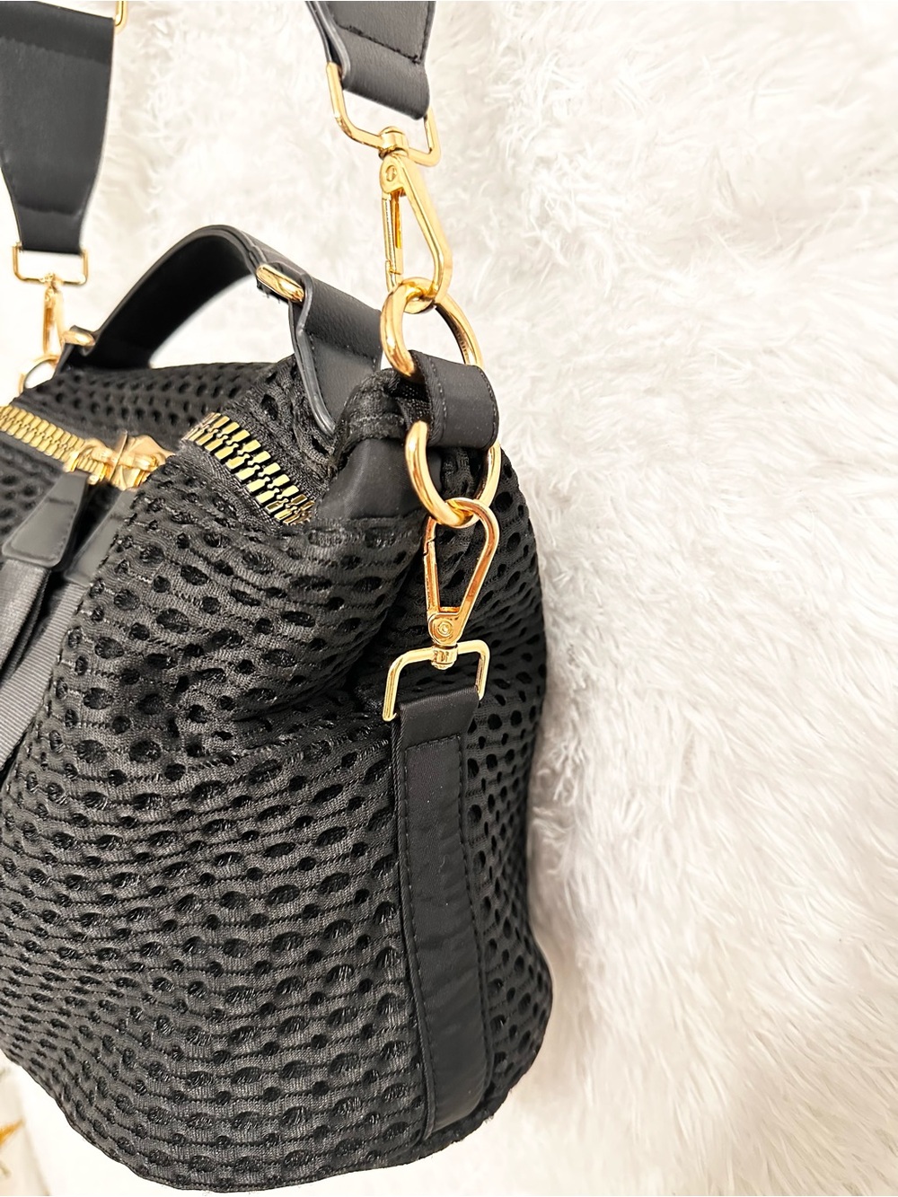 NWOT Black Textured Shoulder/Crossbody Bag With Chunky Gold Hardware - Picture 3 of 6